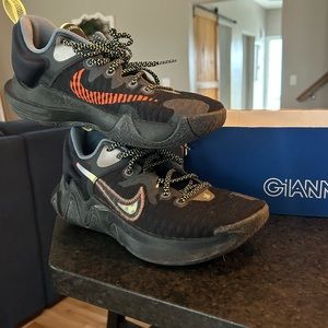 Nike men’s Giannis Immortality size 8. Excellent used condition